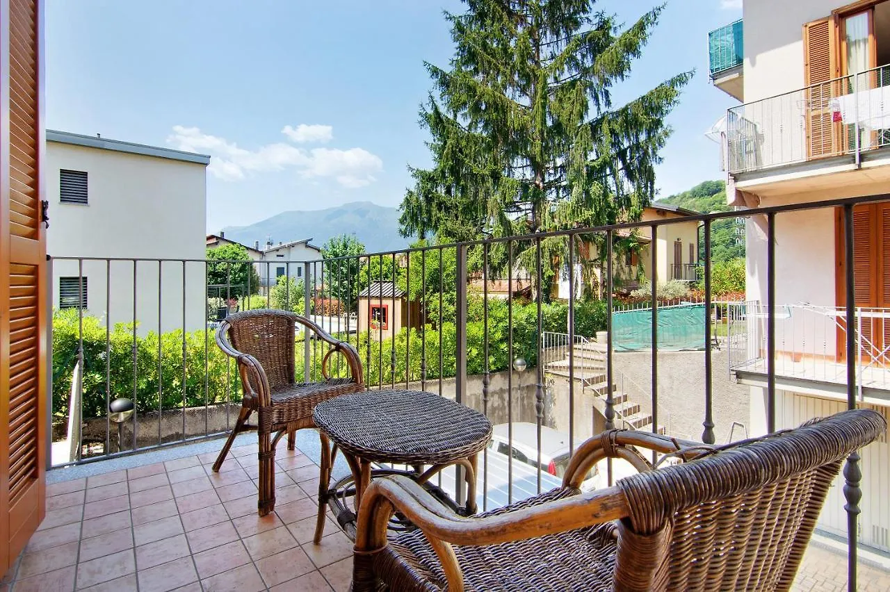 Colorful Apartment Colico Italien